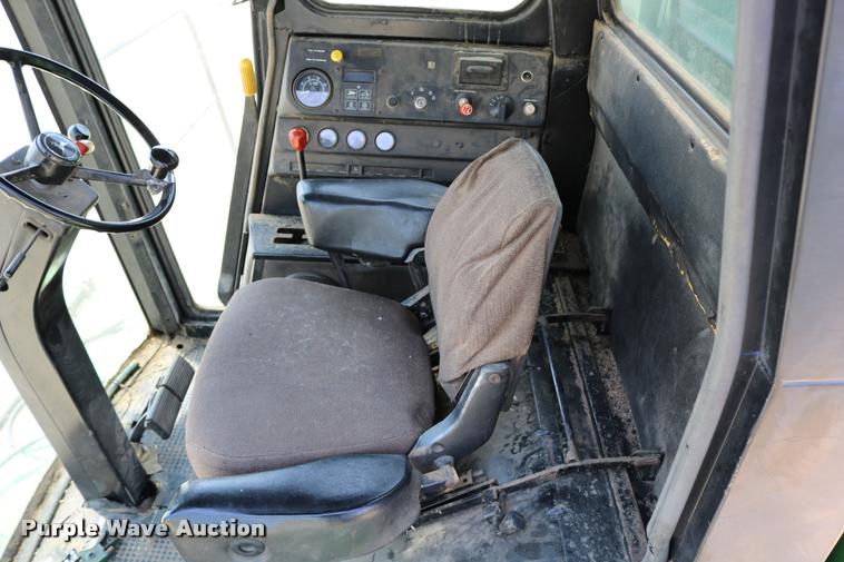 image for item DB9385 1986 John Deere 7720 combine
