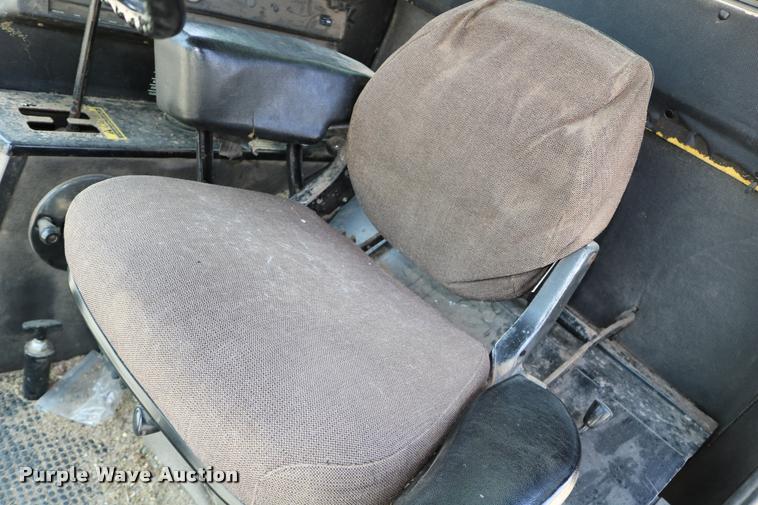 image for item DB9385 1986 John Deere 7720 combine