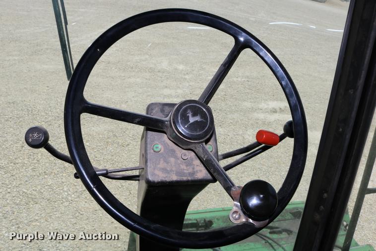 image for item DB9385 1986 John Deere 7720 combine