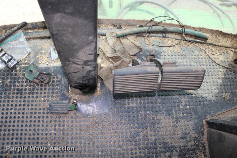 image for item DB9385 1986 John Deere 7720 combine