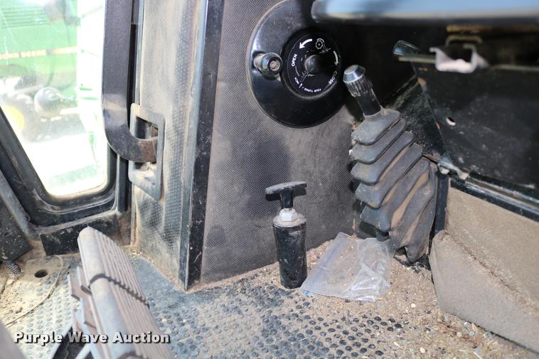 image for item DB9385 1986 John Deere 7720 combine