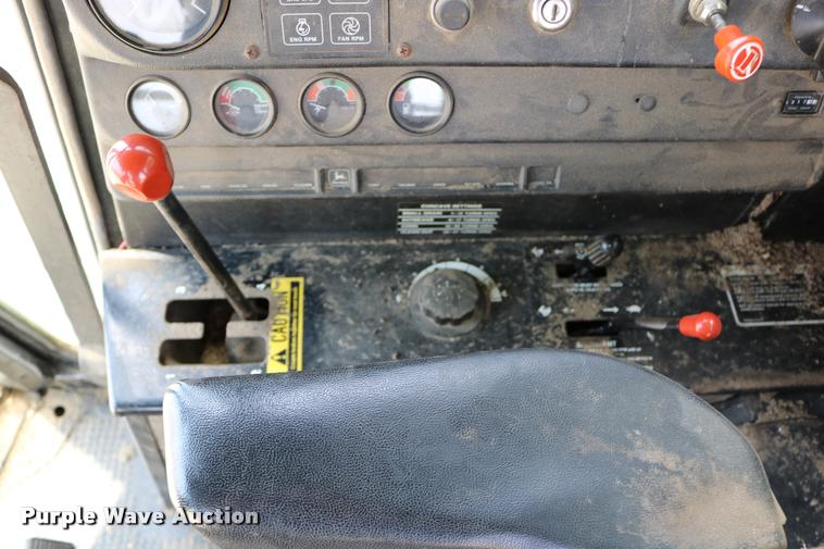 image for item DB9385 1986 John Deere 7720 combine