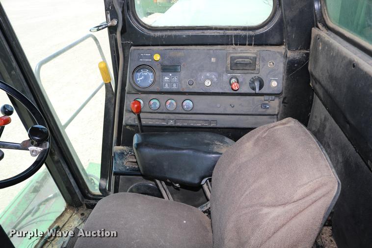 image for item DB9385 1986 John Deere 7720 combine