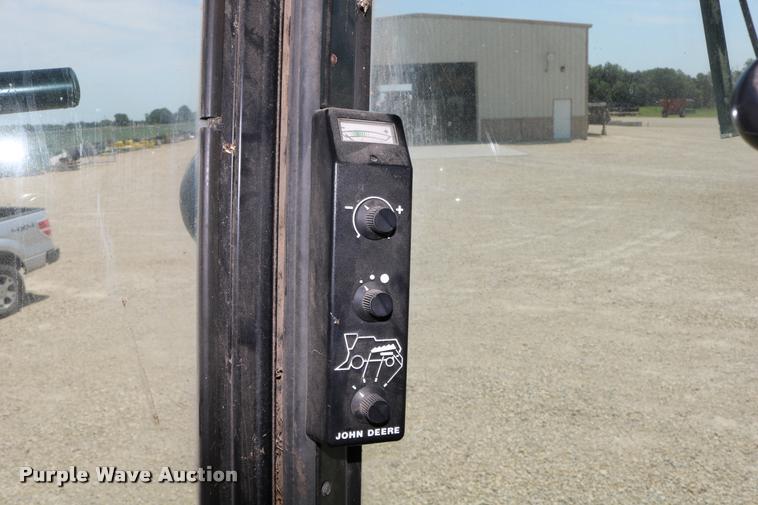 image for item DB9385 1986 John Deere 7720 combine