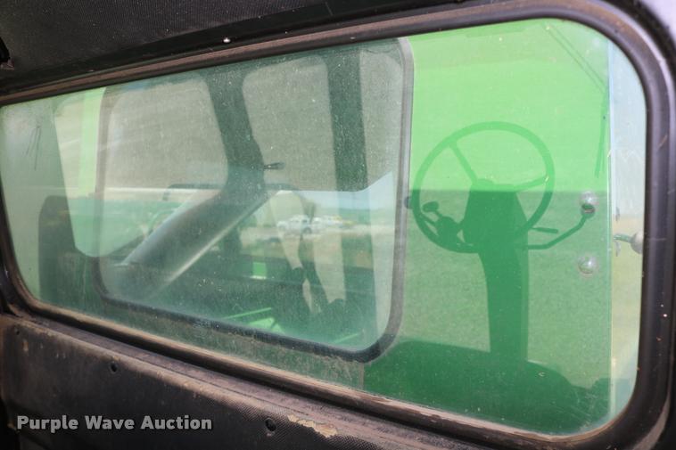 image for item DB9385 1986 John Deere 7720 combine