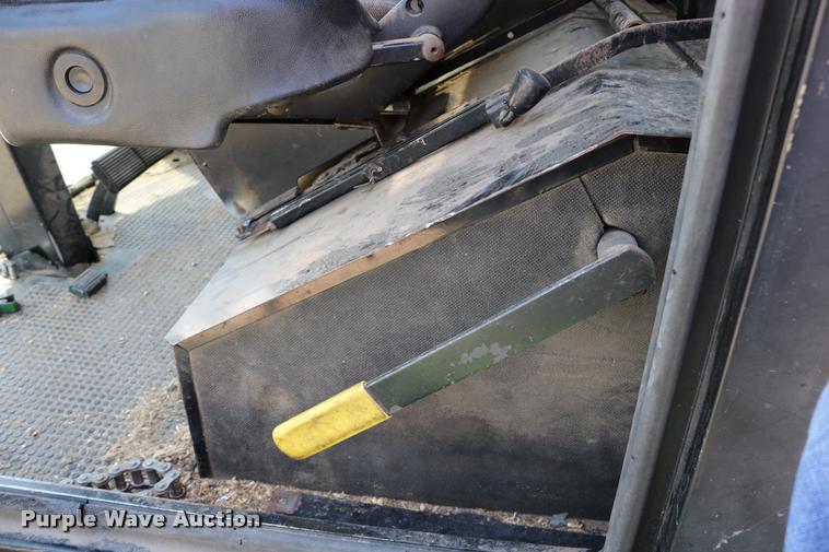 image for item DB9385 1986 John Deere 7720 combine