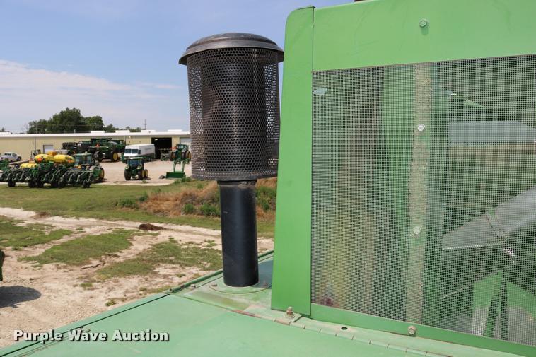 image for item DB9385 1986 John Deere 7720 combine