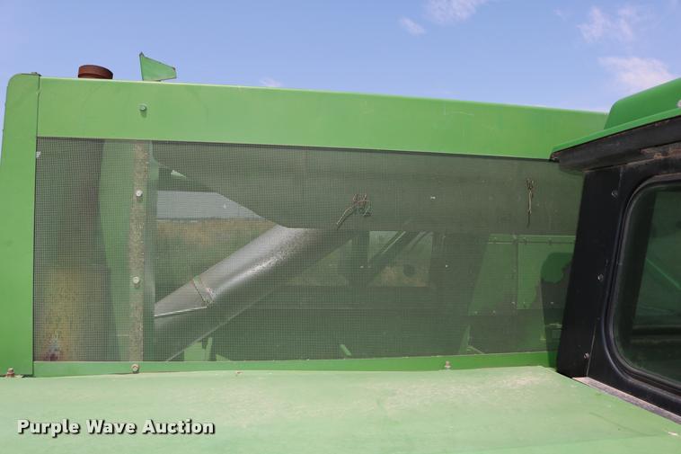 image for item DB9385 1986 John Deere 7720 combine