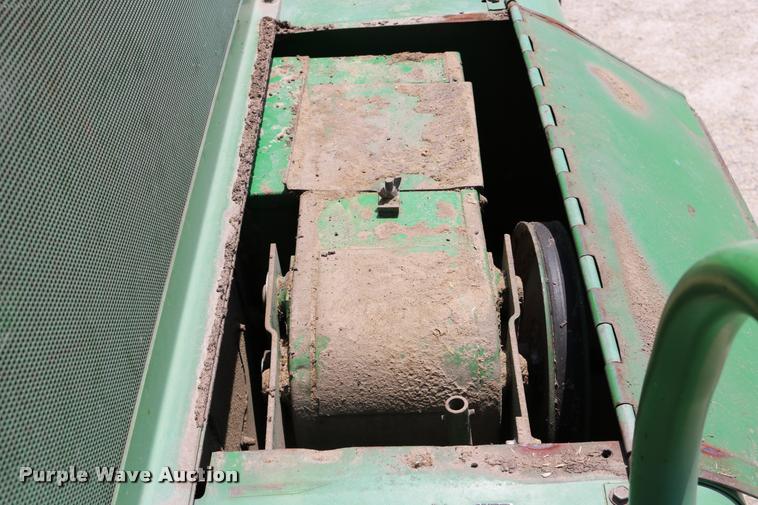 image for item DB9385 1986 John Deere 7720 combine
