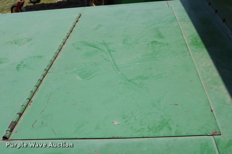 image for item DB9385 1986 John Deere 7720 combine