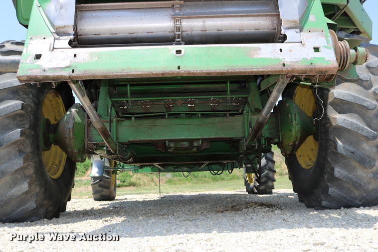 image for item DB9385 1986 John Deere 7720 combine