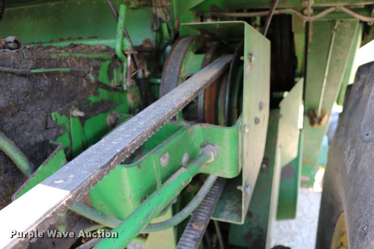 image for item DB9385 1986 John Deere 7720 combine