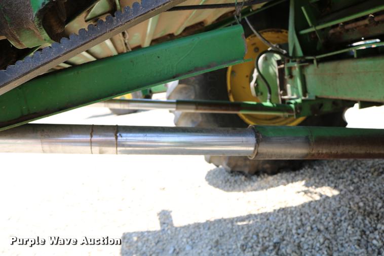 image for item DB9385 1986 John Deere 7720 combine