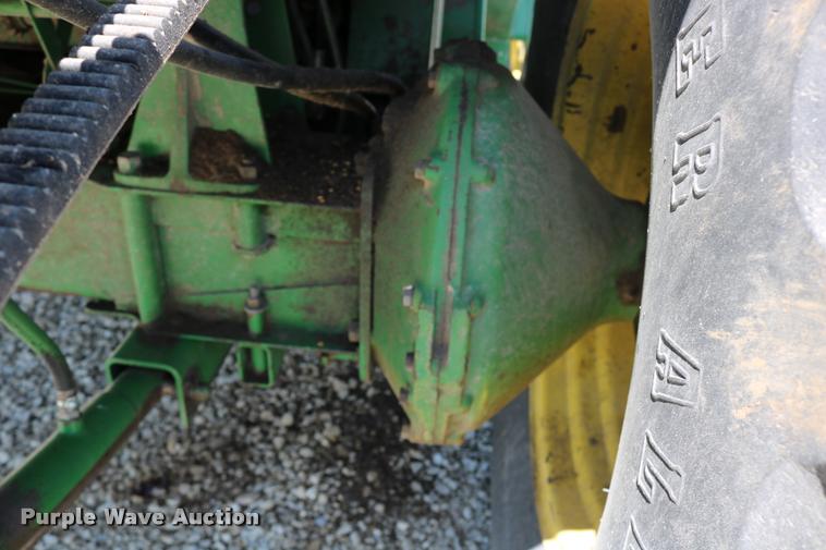 image for item DB9385 1986 John Deere 7720 combine