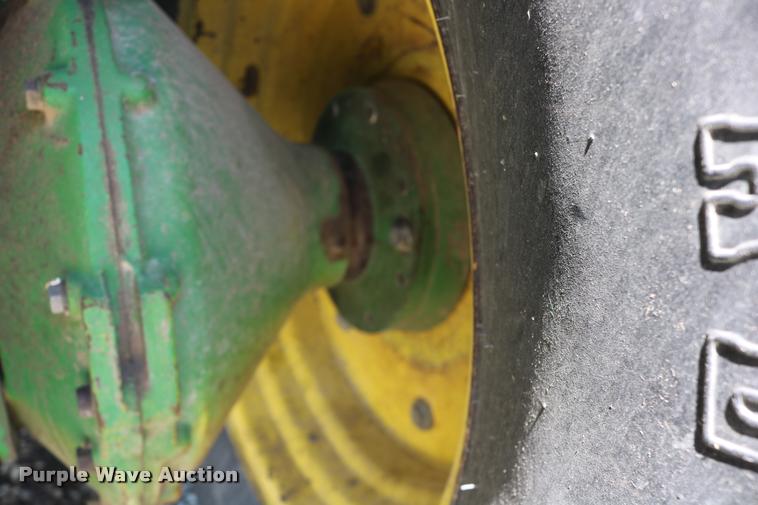 image for item DB9385 1986 John Deere 7720 combine