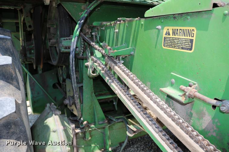 image for item DB9385 1986 John Deere 7720 combine