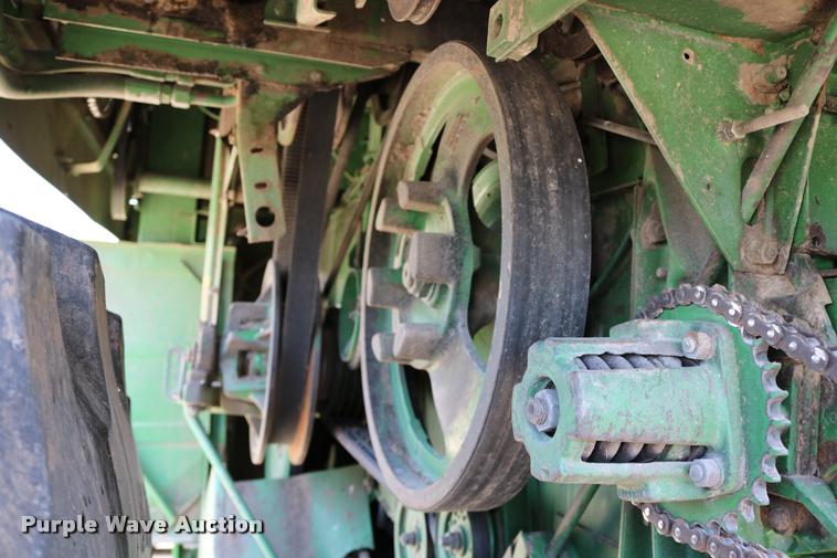 image for item DB9385 1986 John Deere 7720 combine