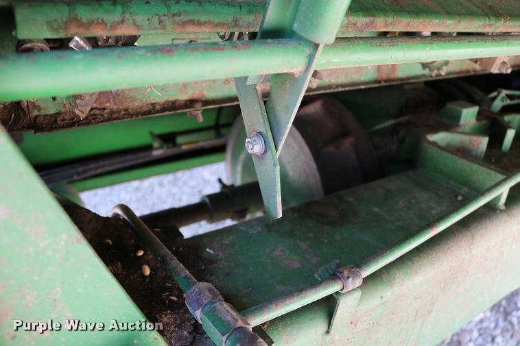 image for item DB9385 1986 John Deere 7720 combine