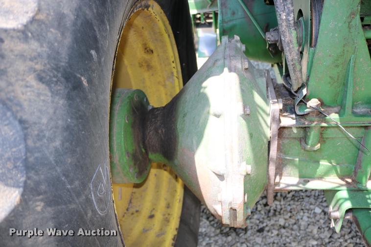 image for item DB9385 1986 John Deere 7720 combine