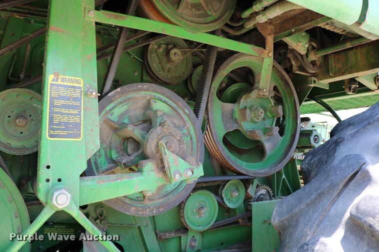 image for item DB9385 1986 John Deere 7720 combine