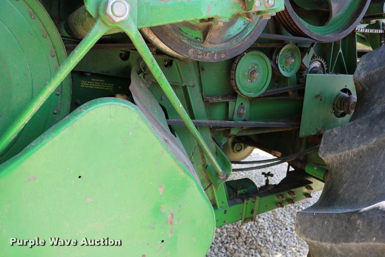 image for item DB9385 1986 John Deere 7720 combine