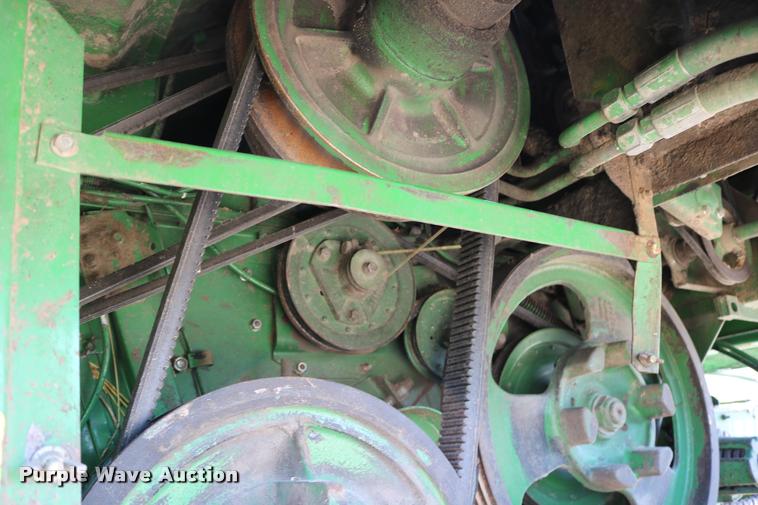 image for item DB9385 1986 John Deere 7720 combine