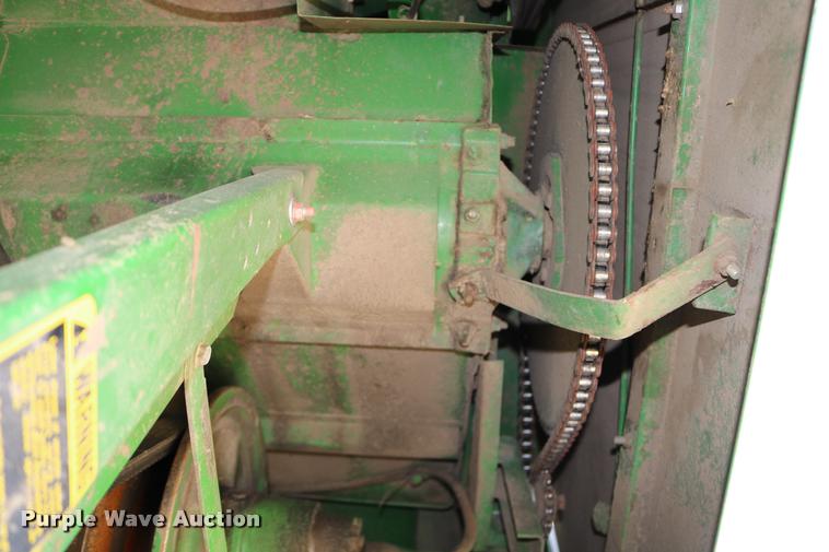 image for item DB9385 1986 John Deere 7720 combine