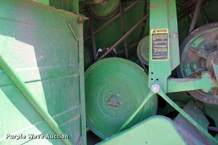 image for item DB9385 1986 John Deere 7720 combine