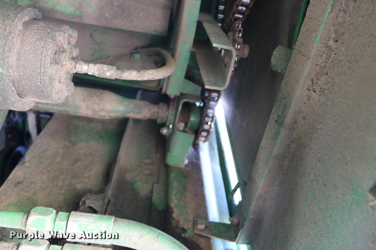 image for item DB9385 1986 John Deere 7720 combine
