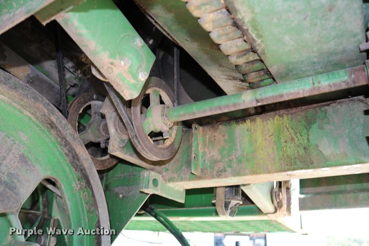 image for item DB9385 1986 John Deere 7720 combine