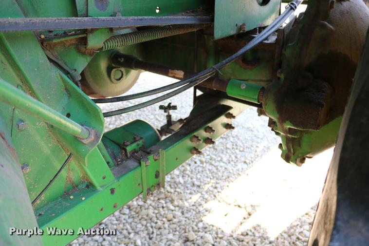 image for item DB9385 1986 John Deere 7720 combine