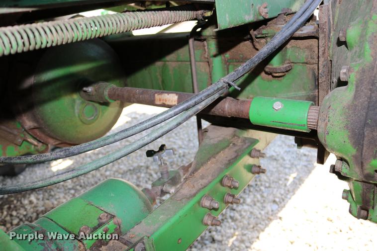 image for item DB9385 1986 John Deere 7720 combine