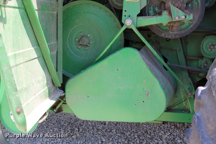 image for item DB9385 1986 John Deere 7720 combine