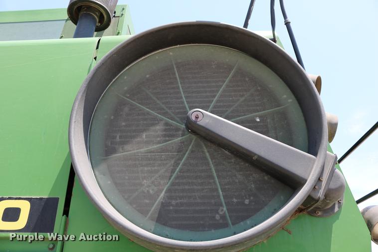 image for item DB9385 1986 John Deere 7720 combine