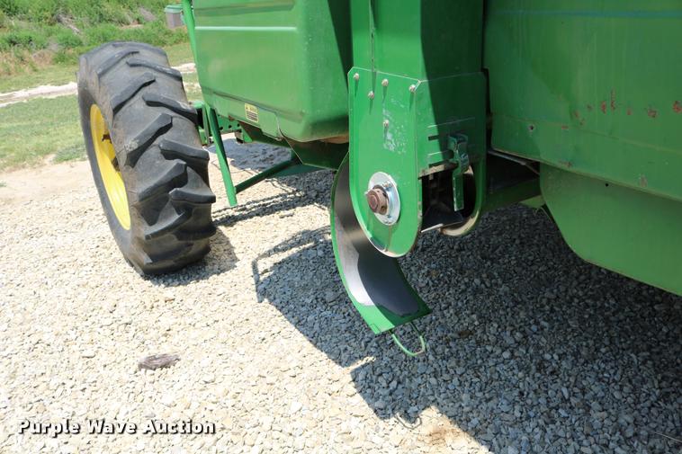 image for item DB9385 1986 John Deere 7720 combine