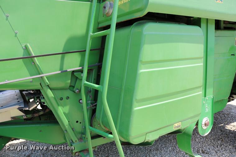 image for item DB9385 1986 John Deere 7720 combine