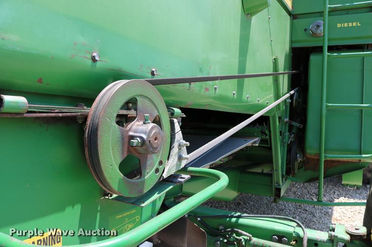 image for item DB9385 1986 John Deere 7720 combine