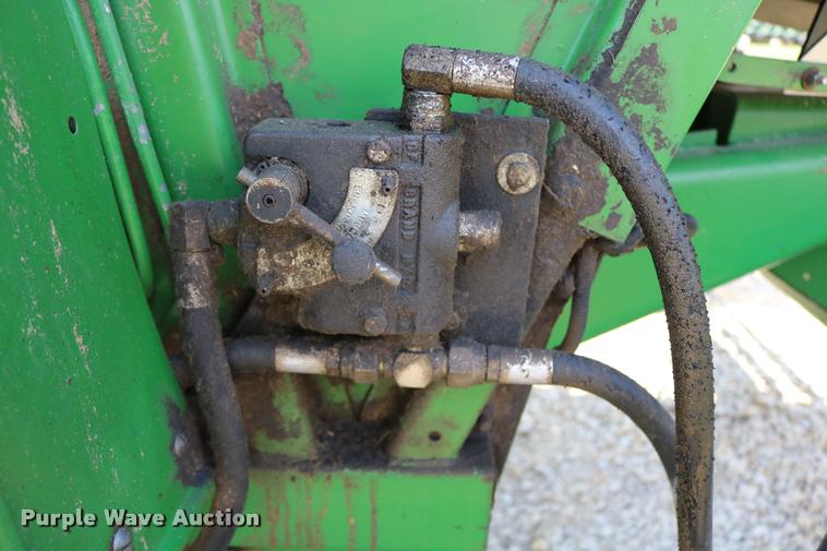 image for item DB9385 1986 John Deere 7720 combine
