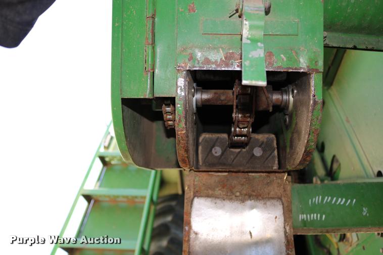 image for item DB9385 1986 John Deere 7720 combine