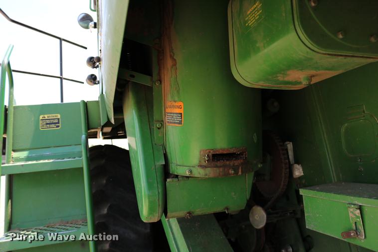 image for item DB9385 1986 John Deere 7720 combine