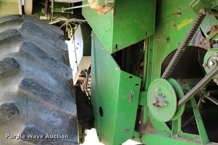 image for item DB9385 1986 John Deere 7720 combine