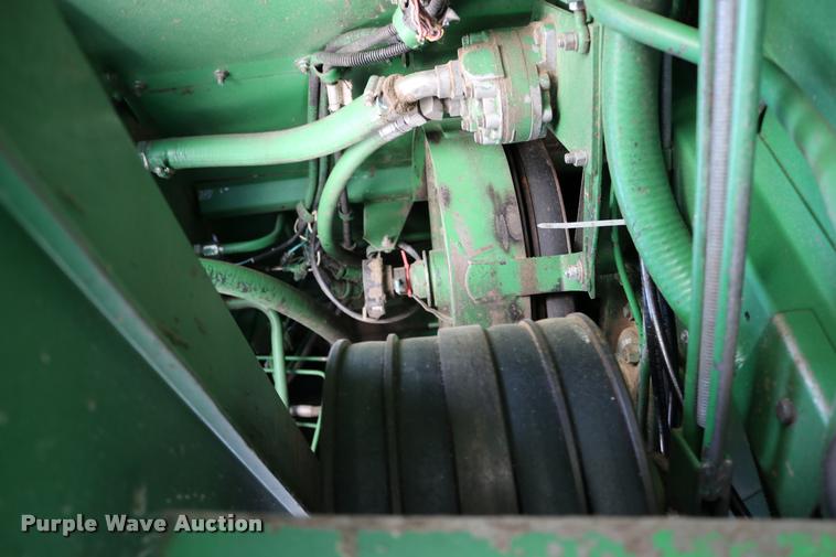 image for item DB9385 1986 John Deere 7720 combine