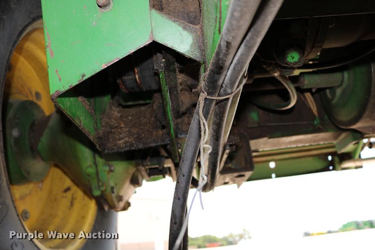 image for item DB9385 1986 John Deere 7720 combine