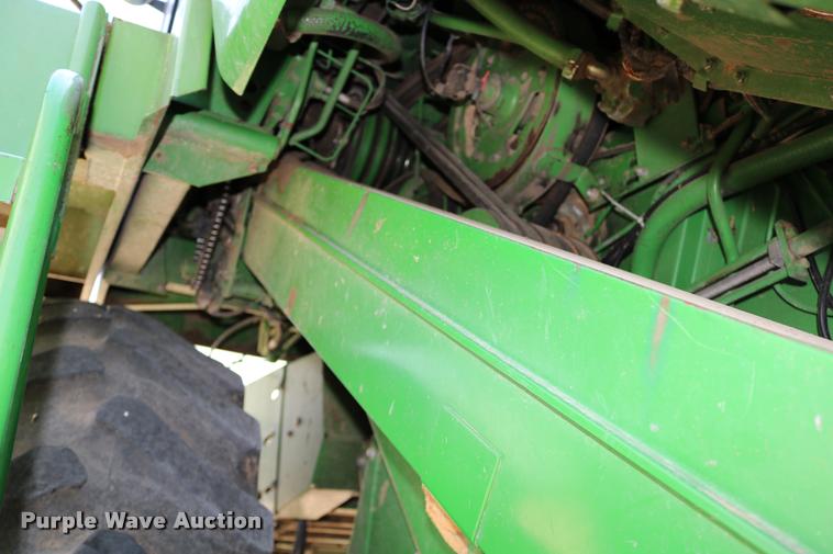 image for item DB9385 1986 John Deere 7720 combine