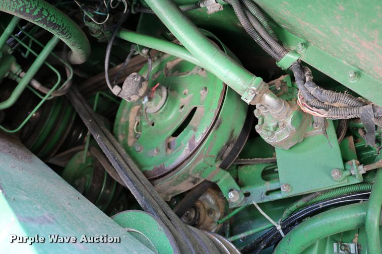 image for item DB9385 1986 John Deere 7720 combine