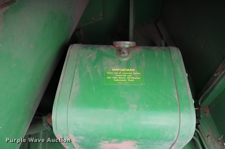 image for item DB9385 1986 John Deere 7720 combine