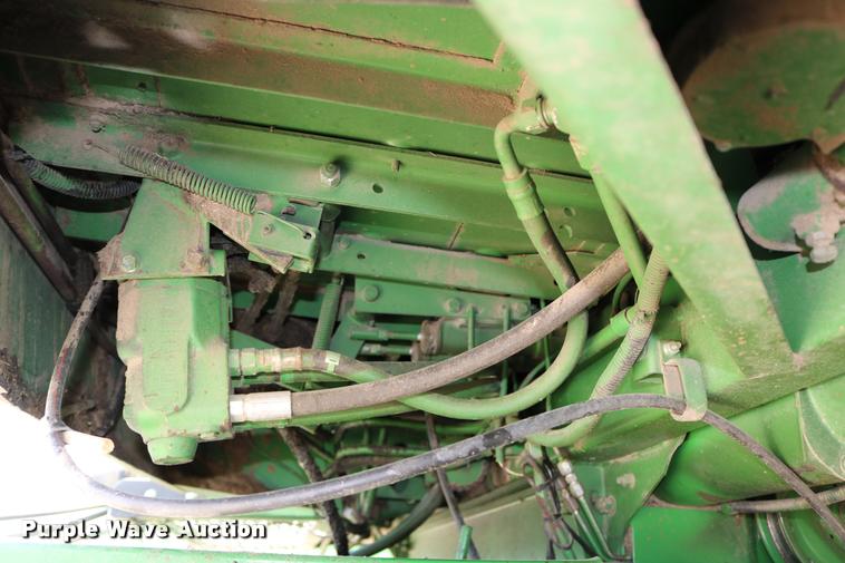 image for item DB9385 1986 John Deere 7720 combine