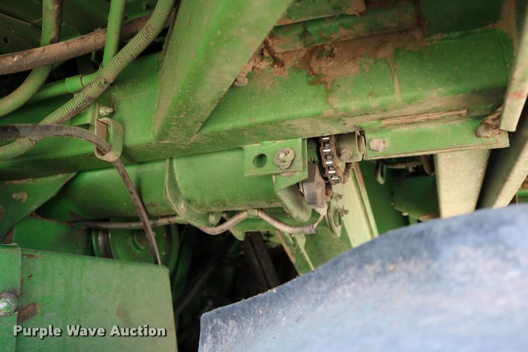 image for item DB9385 1986 John Deere 7720 combine