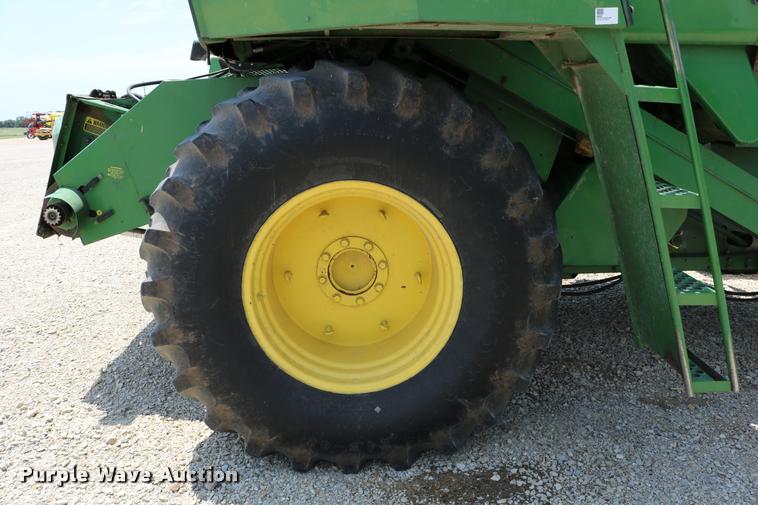 image for item DB9385 1986 John Deere 7720 combine