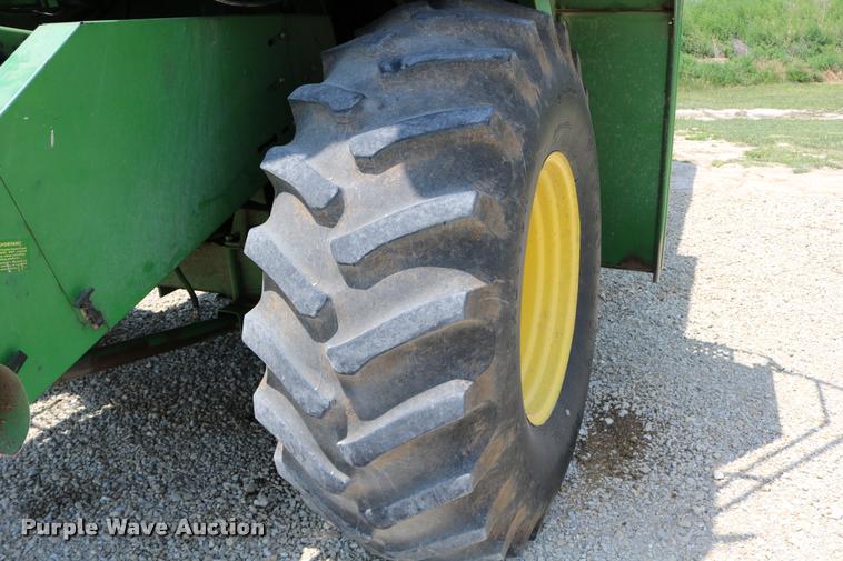 image for item DB9385 1986 John Deere 7720 combine